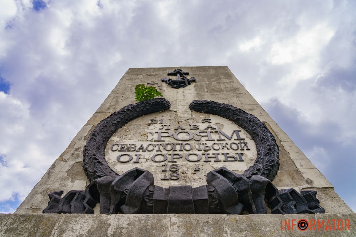 Доля гармат залишається невідомою У Дніпрі в Севастопольському парку з братської могили прибрали гармати 9