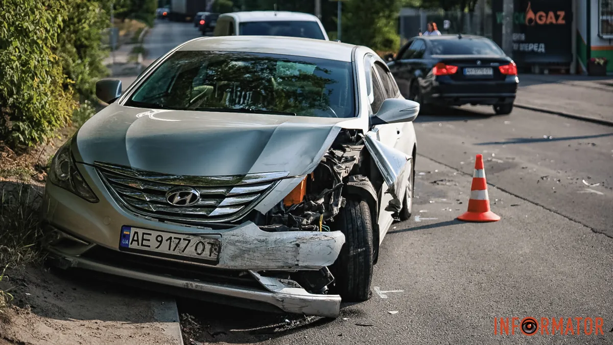 В Днепре на Отечественной столкнулись 4 автомобиля и микроавтобус: движение затруднено