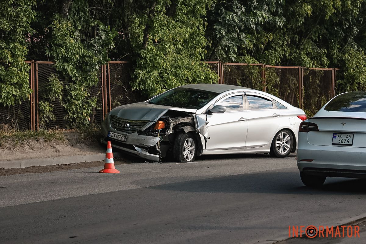 Передню частину авто сильно зім'яло Передню частину авто сильно зім'яло