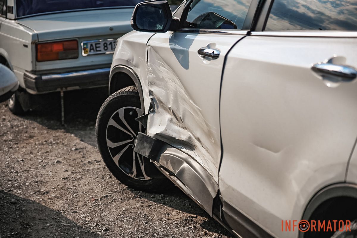 Там між вулицею Солончакова та Передовою зіткнулись мікроавтобус Mercedes та 4 авто Там між вулицею Солончакова та Передовою зіткнулись мікроавтобус Mercedes та 4 авто