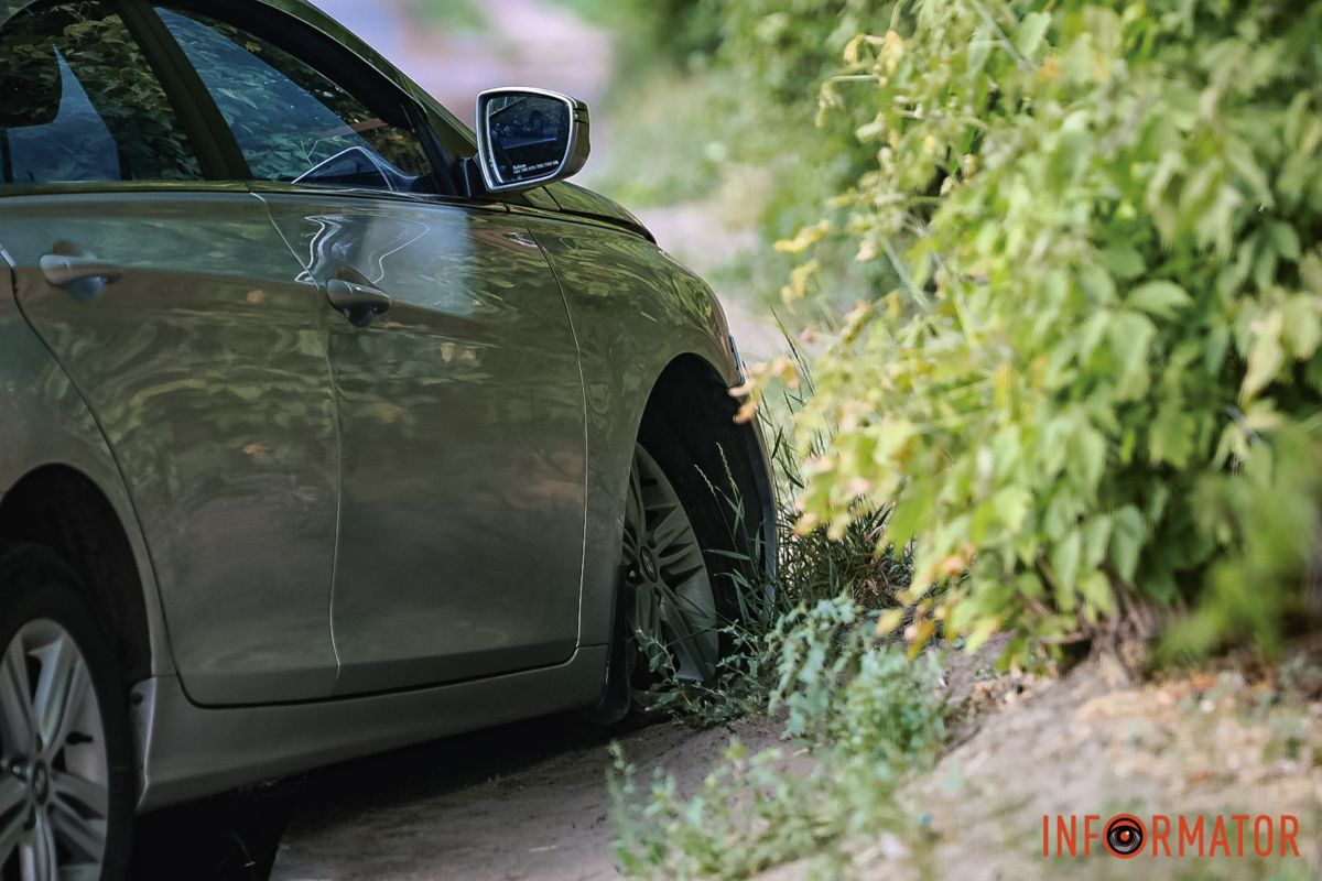 Одну з машин віднесло на тротуар Одну з машин віднесло на тротуар