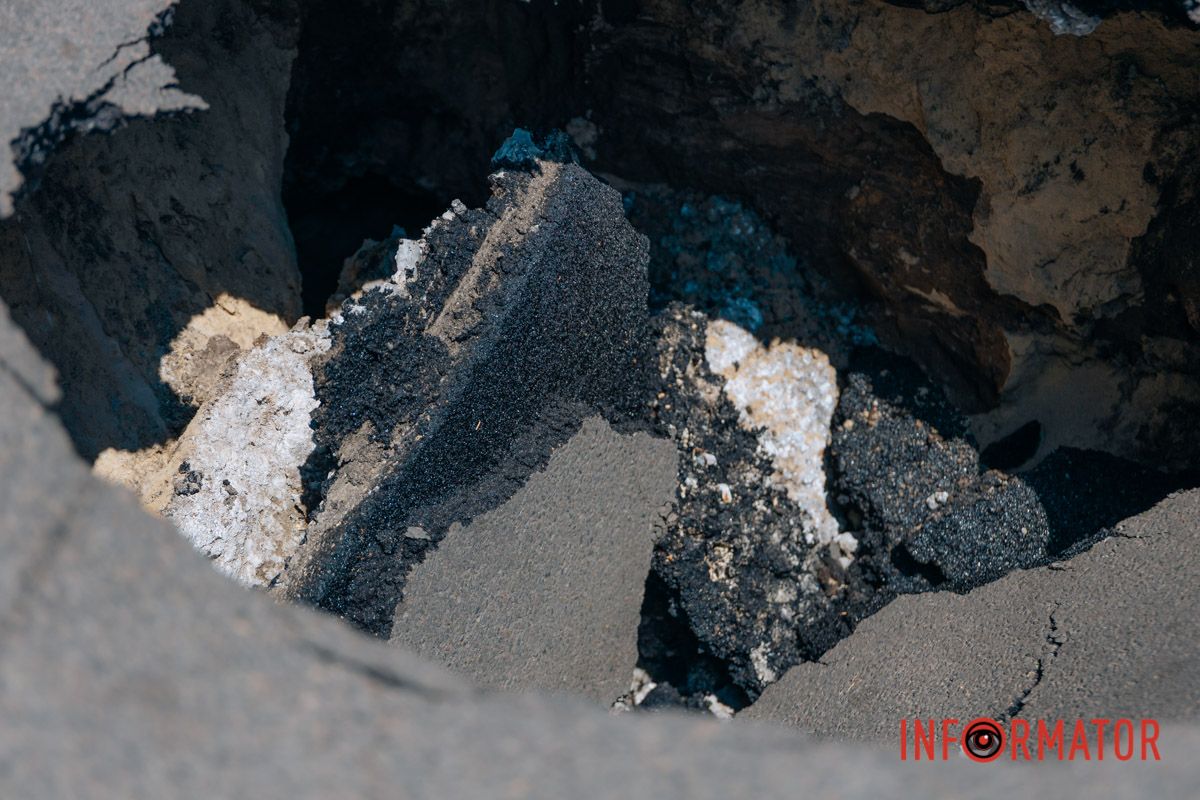 Яма знаходиться навпроти бізнес-центру Atrium