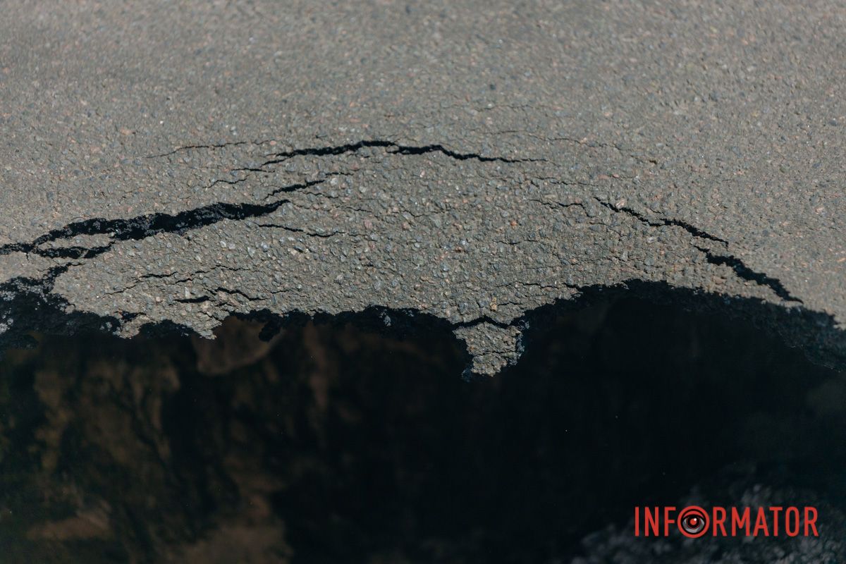 Біля ями поставили ящик