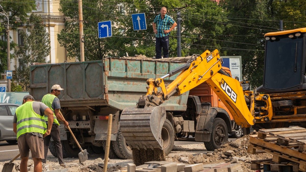 В Днепре начали обустраивать пешеходные зоны безбарьерного маршрута