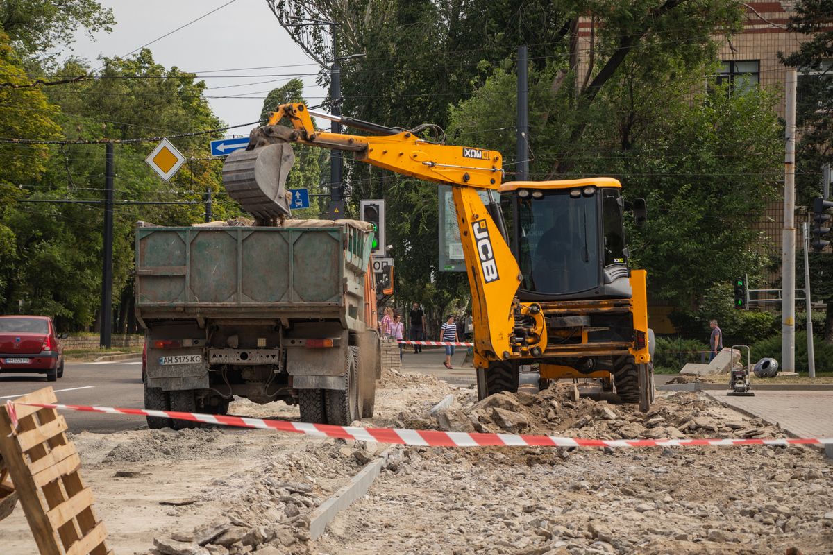 В Днепре начали обустраивать пешеходные зоны безбарьерного маршрута 2