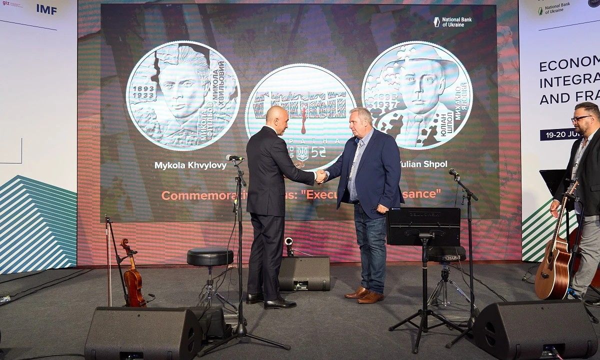 19 июня Нацбанк ввел в обращение две памятные монеты "Расстрелянное возрождение. Николай Хвылевой" и "Расстрелянное возрождение. Юлиан Шпол" 19 июня Нацбанк ввел в обращение две памятные монеты "Расстрелянное возрождение. Николай Хвылевой" и "Расстрелянное возрождение. Юлиан Шпол"