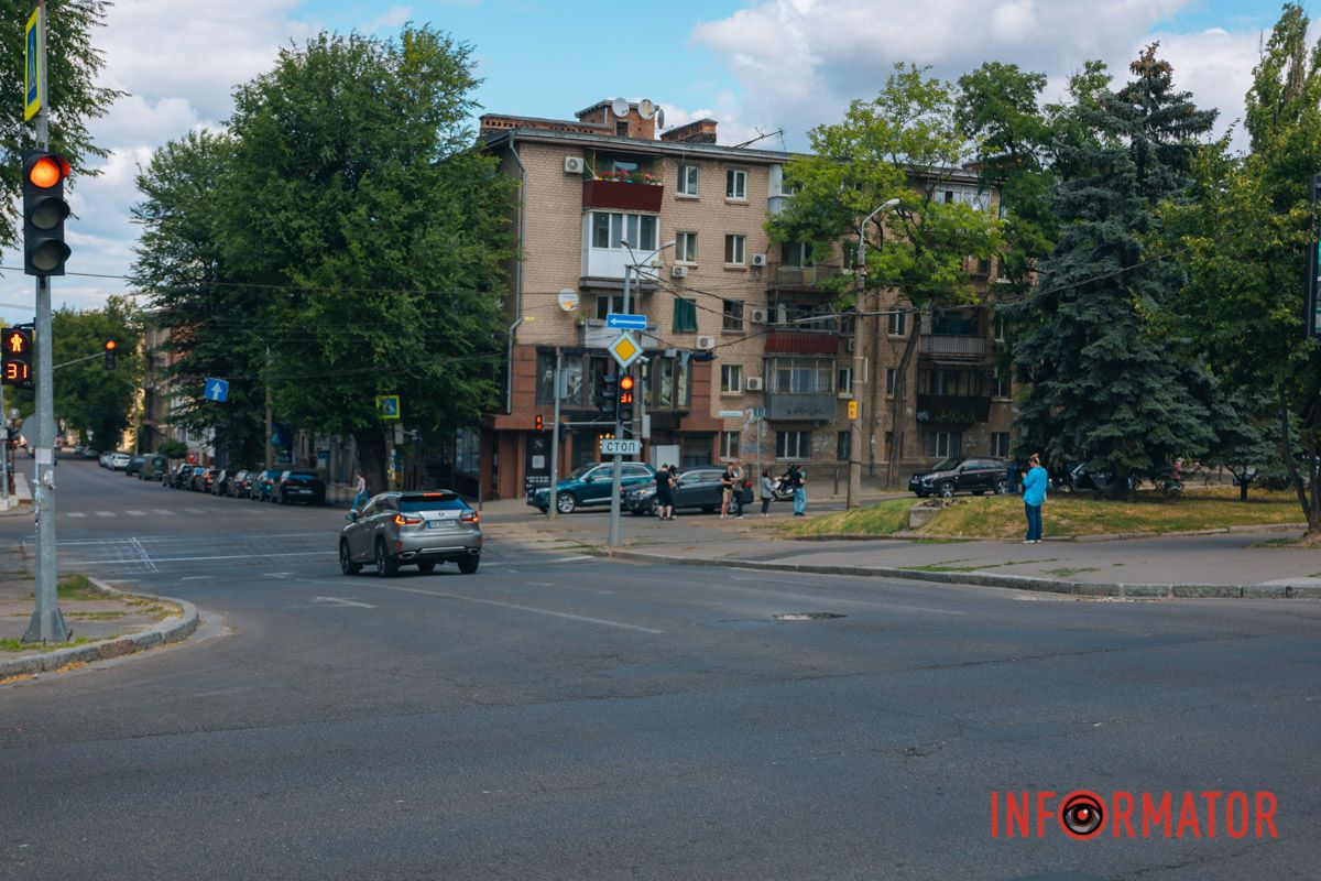 У Дніпрі на перехресті вулиць Січових Стрільців та вулиці Святослава Хороброго утворились дві ями