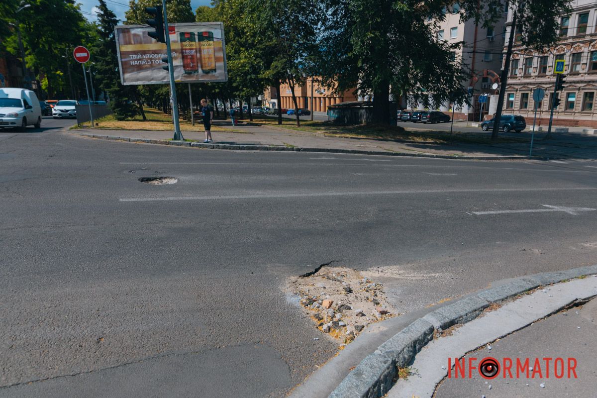 Ями ніяк не огороджені 