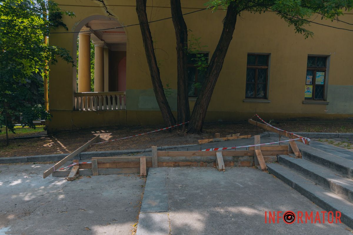 Поэтому вдоль лестницы центрального входа установили перила, а ниже центральной аллеи обустраивают пандус.