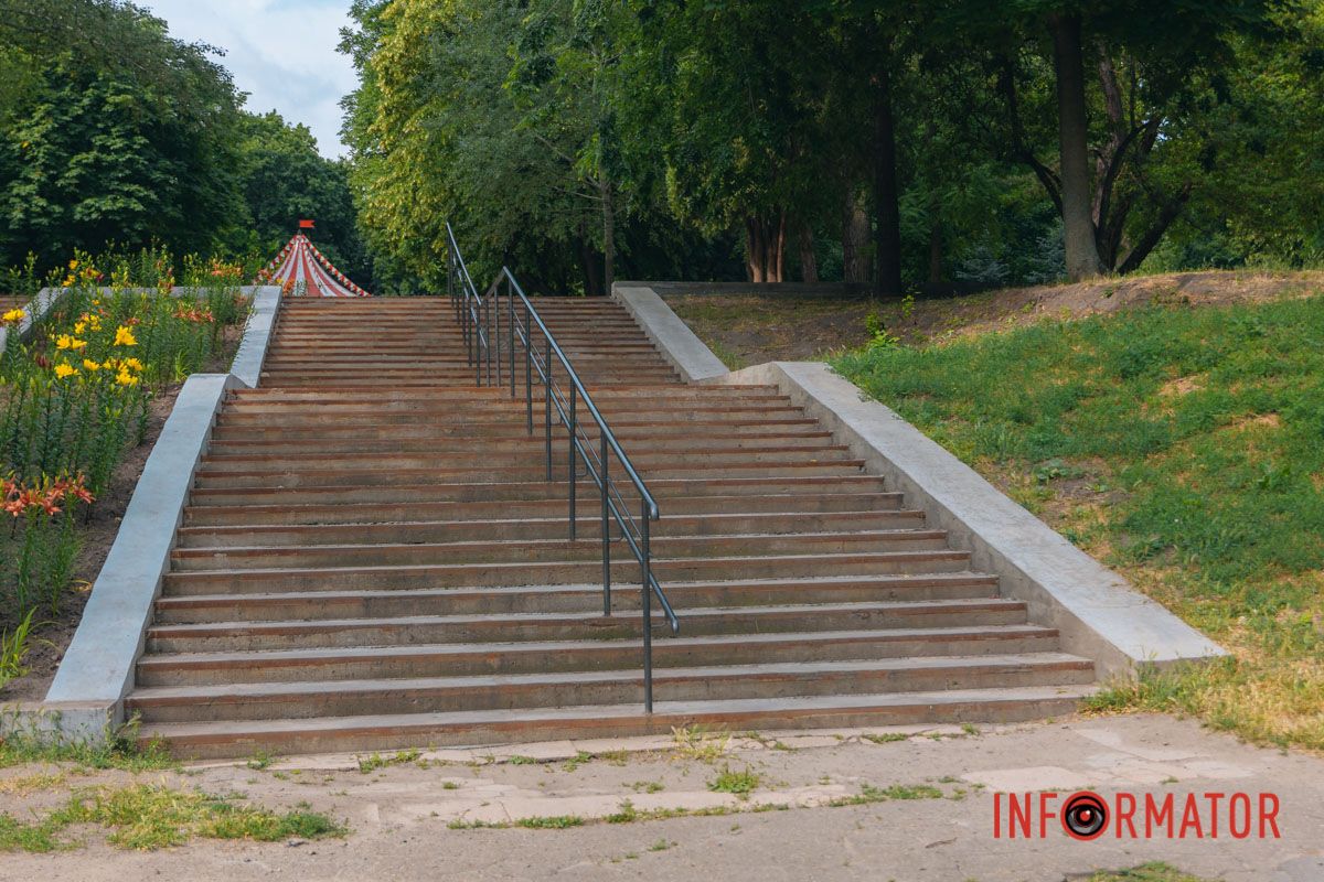 В парке Шевченко ремонтировали лестницу