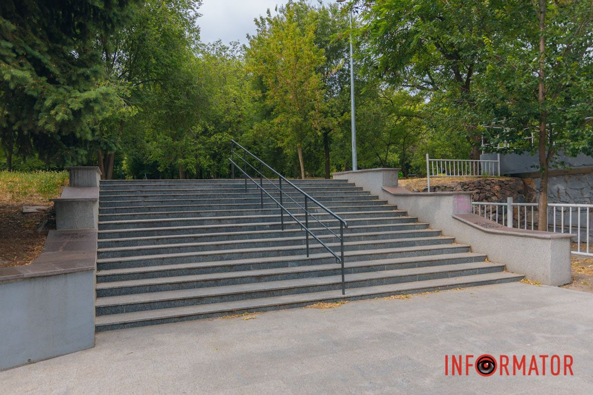 Лестница в объятиях зелени