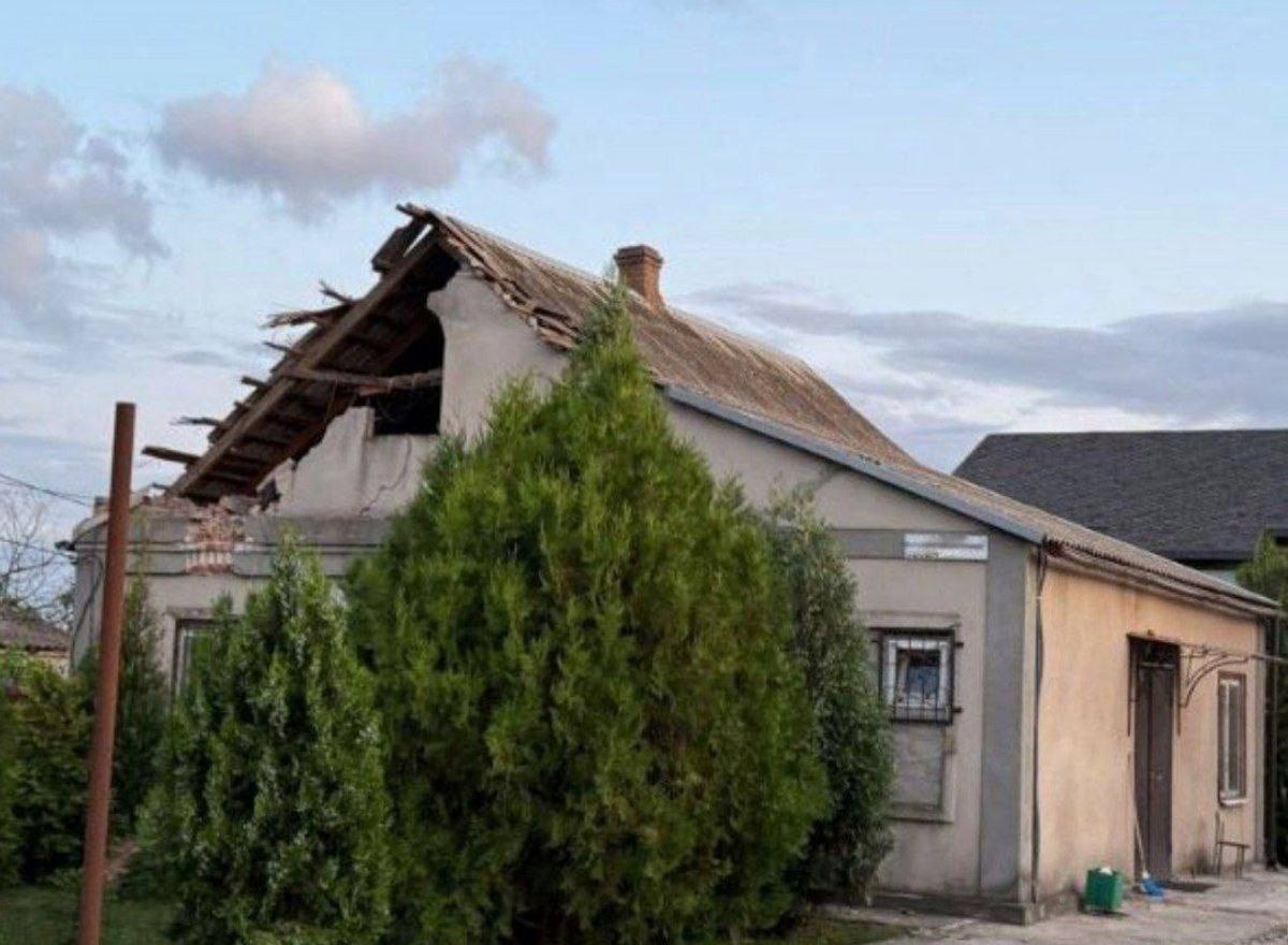 Специалисты продолжают обследование Армия страны-агрессорки ударила по Никопольскому району артиллерией и FPV-дронами: повреждена гражданская инфраструктура 4