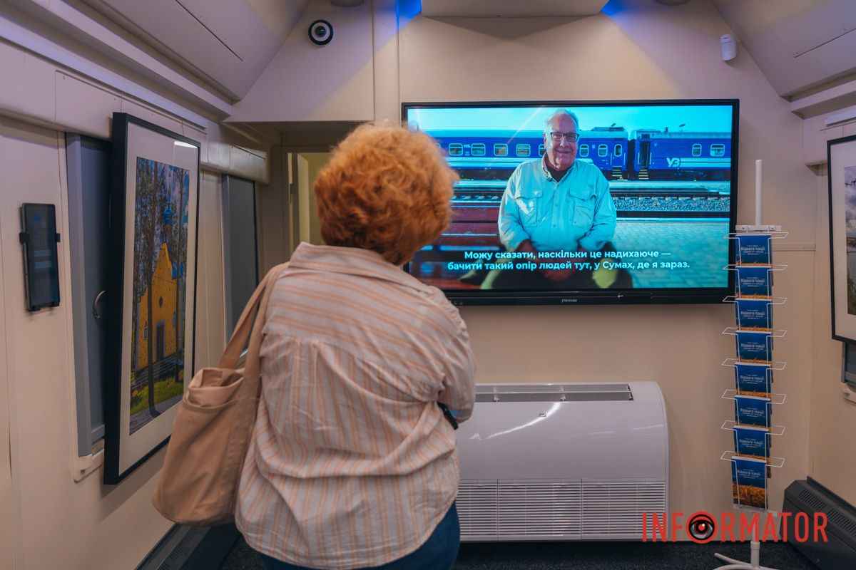 В Днепр прибыл художественный поезд с работами известного американского мецената Говарда Баффета 2