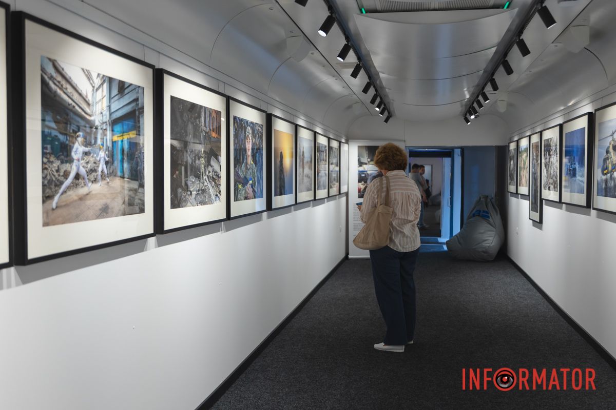 В Днепр прибыл художественный поезд с работами известного американского мецената Говарда Баффета 11