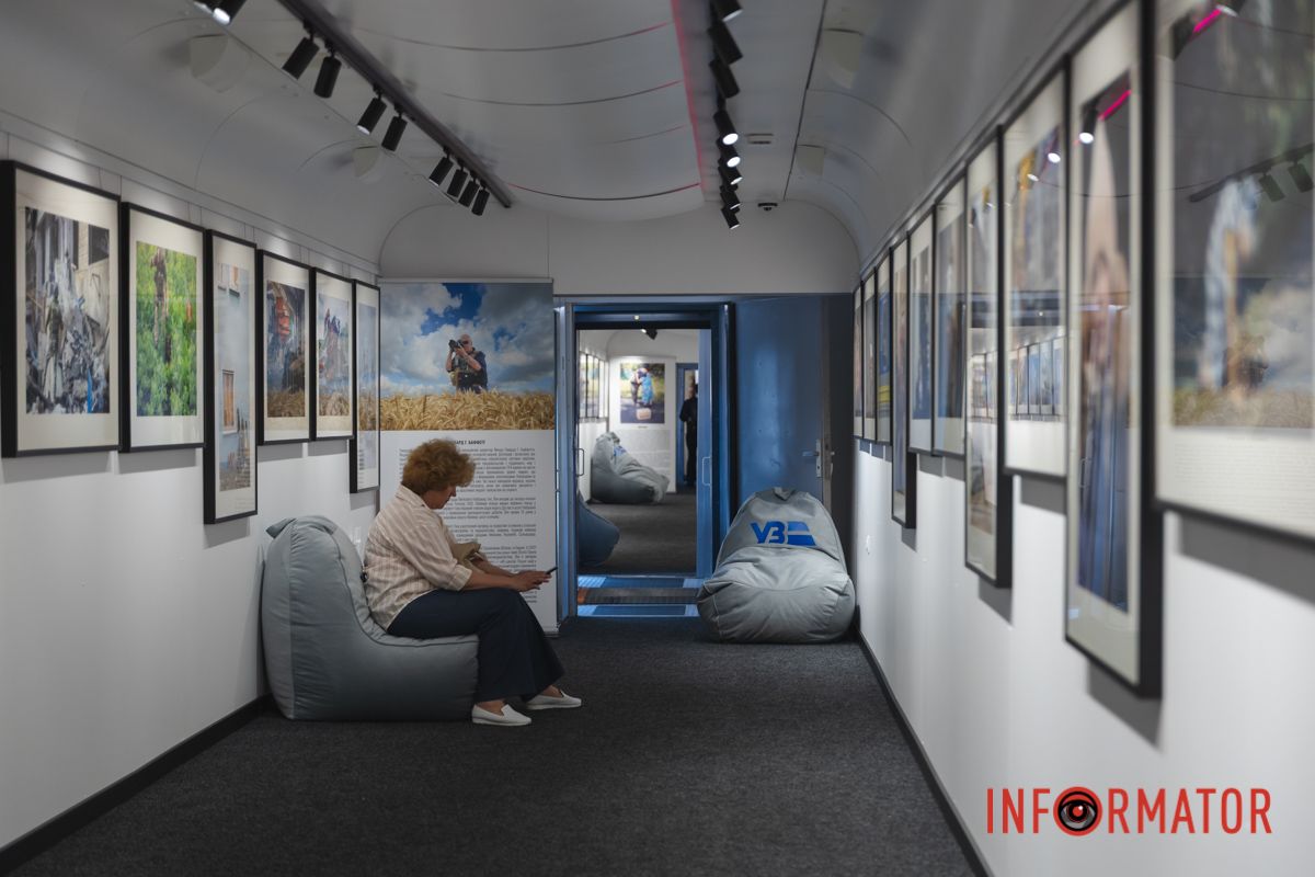 В Днепр прибыл художественный поезд с работами известного американского мецената Говарда Баффета 37