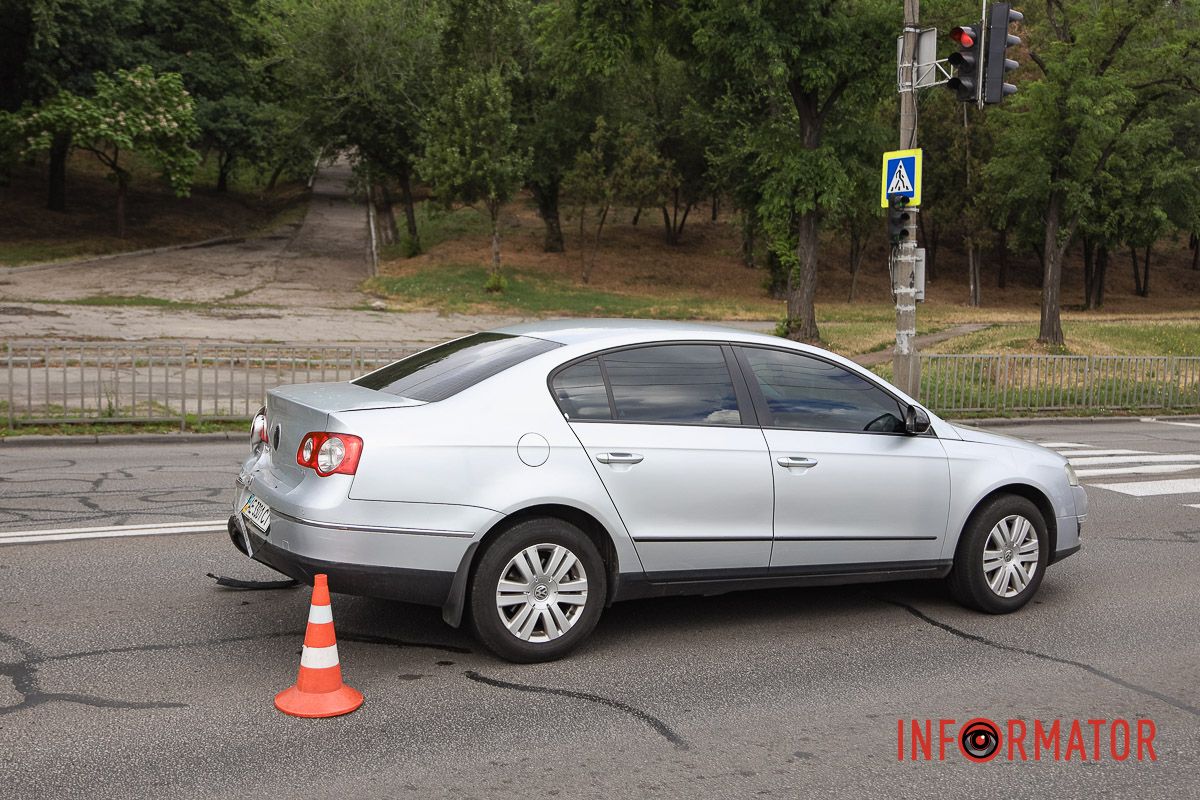Зіткнулися два автомобілі Volkswagen У Дніпрі на Січеславській Набережній зіткнулись два Volkswagen: рух ускладнено 2