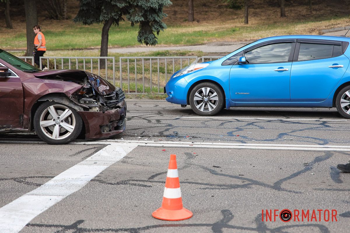 У понеділок, 23 червня, на вулиці Січеславській Набережній сталася аварія У Дніпрі на Січеславській Набережній зіткнулись два Volkswagen: рух ускладнено 1
