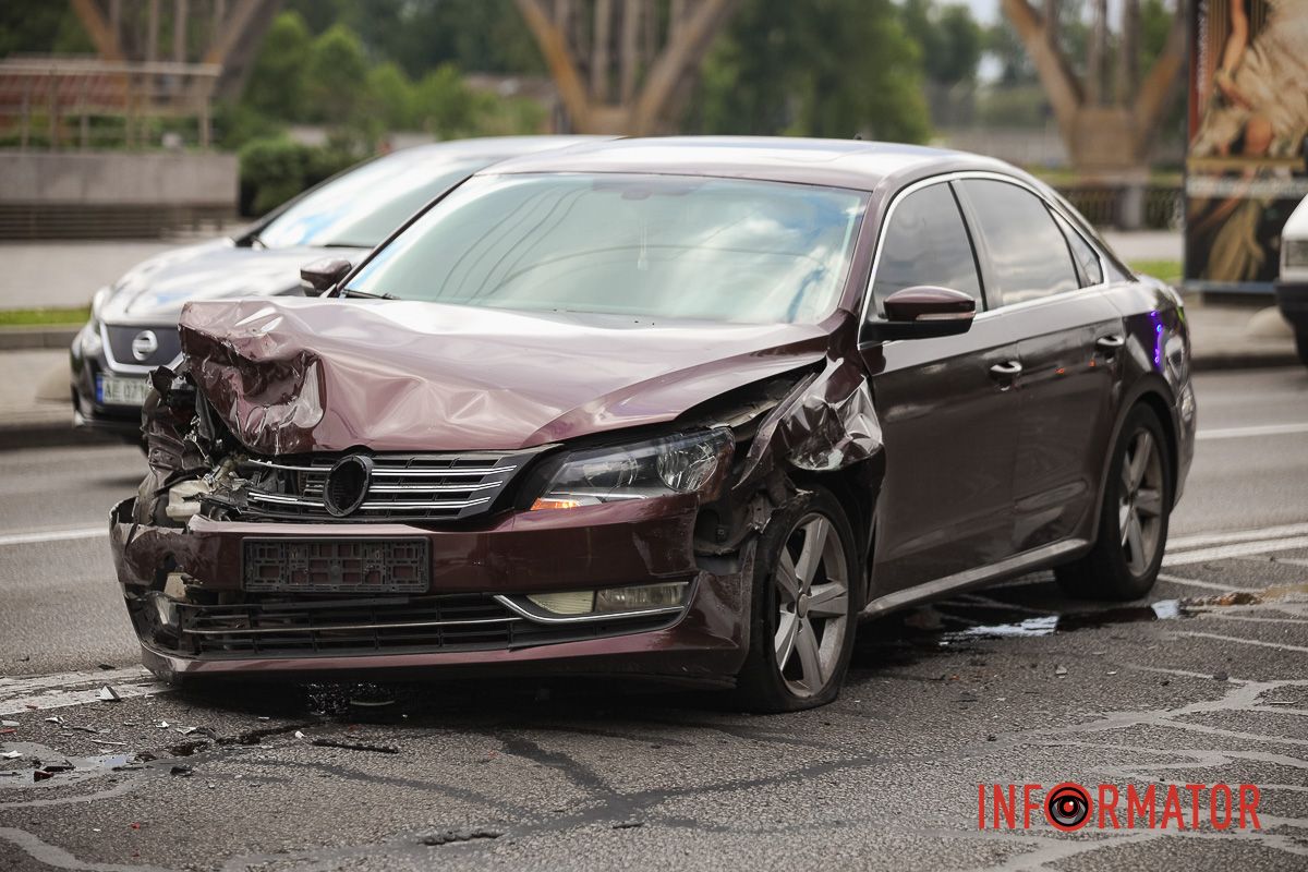 Рух у напрямку центру зі сторони Набережної Перемоги ускладнено У Дніпрі на Січеславській Набережній зіткнулись два Volkswagen: рух ускладнено 3