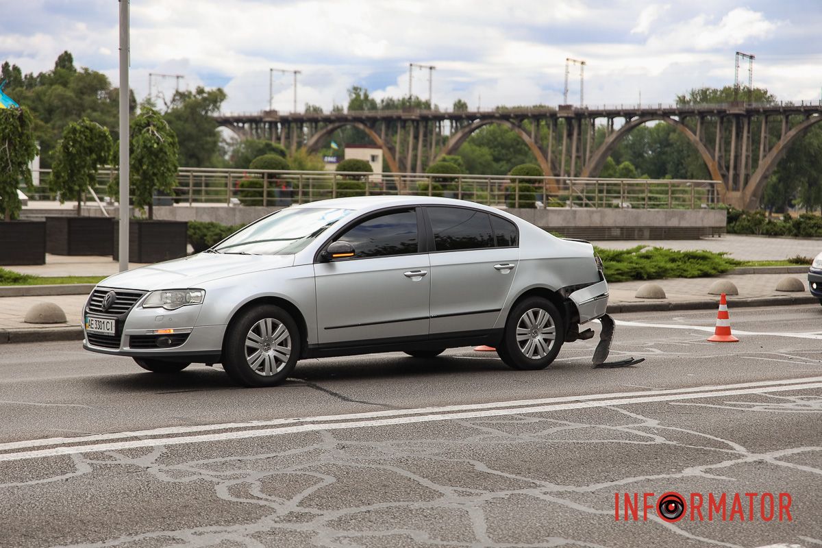 Також є перешкоди для руху в напрямку ж/м Перемоги У Дніпрі на Січеславській Набережній зіткнулись два Volkswagen: рух ускладнено 4