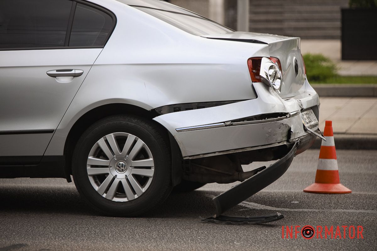Станом на 9 ранку, на місці аварії працюють правоохоронці У Дніпрі на Січеславській Набережній зіткнулись два Volkswagen: рух ускладнено 5