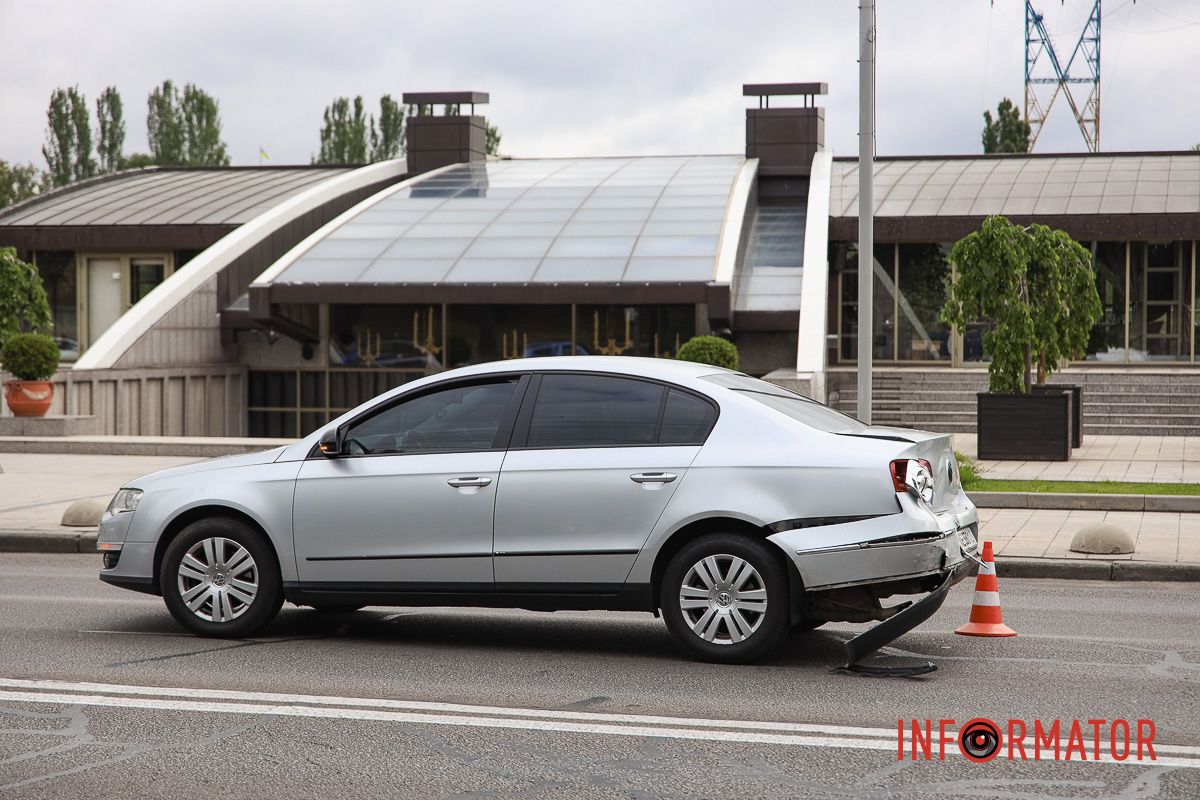 Патрульні документують наслідки аварії У Дніпрі на Січеславській Набережній зіткнулись два Volkswagen: рух ускладнено 6