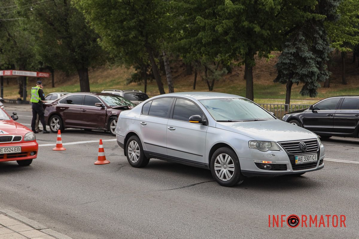 Усі обставини аварії з'ясовуються У Дніпрі на Січеславській Набережній зіткнулись два Volkswagen: рух ускладнено 7