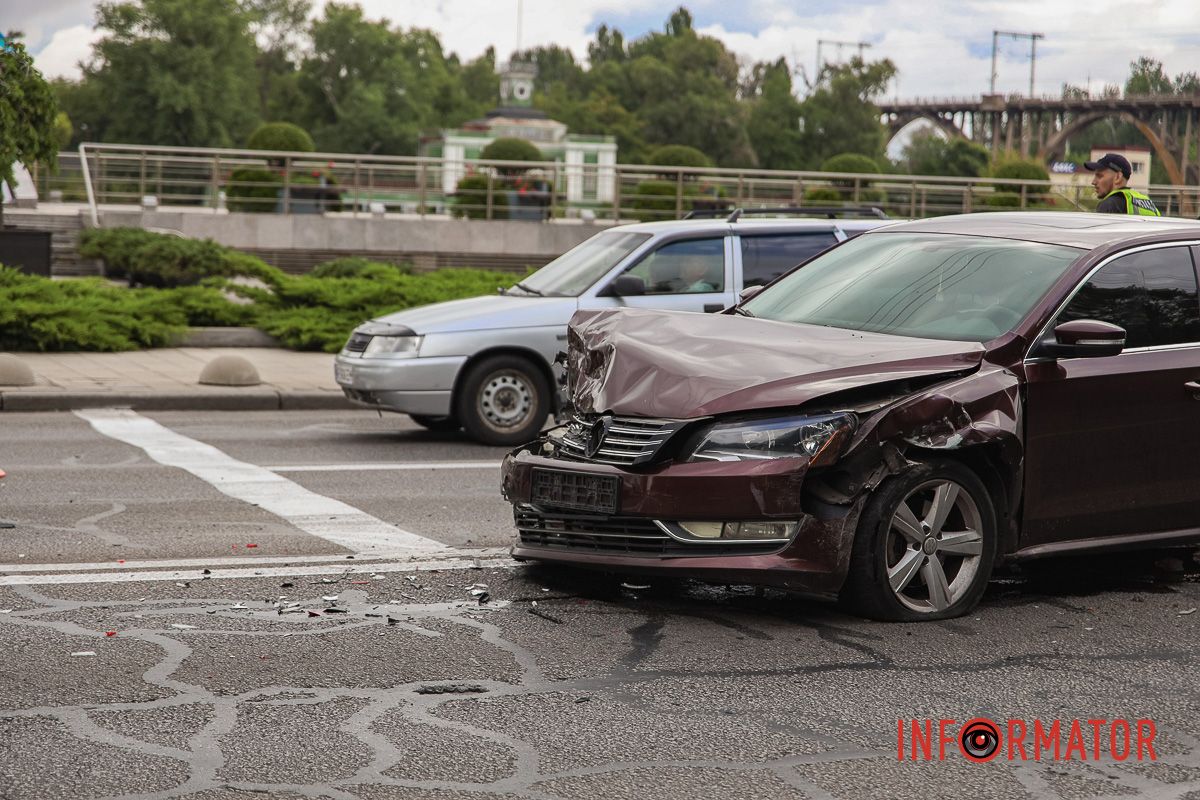 Одне з авто отримало сильні пошкодження передньої частини У Дніпрі на Січеславській Набережній зіткнулись два Volkswagen: рух ускладнено 8