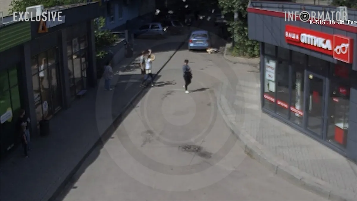 У Дніпрі на Моніторній поруч із Pizza Day авто заднім ходом збило людину: відео моменту ДТП