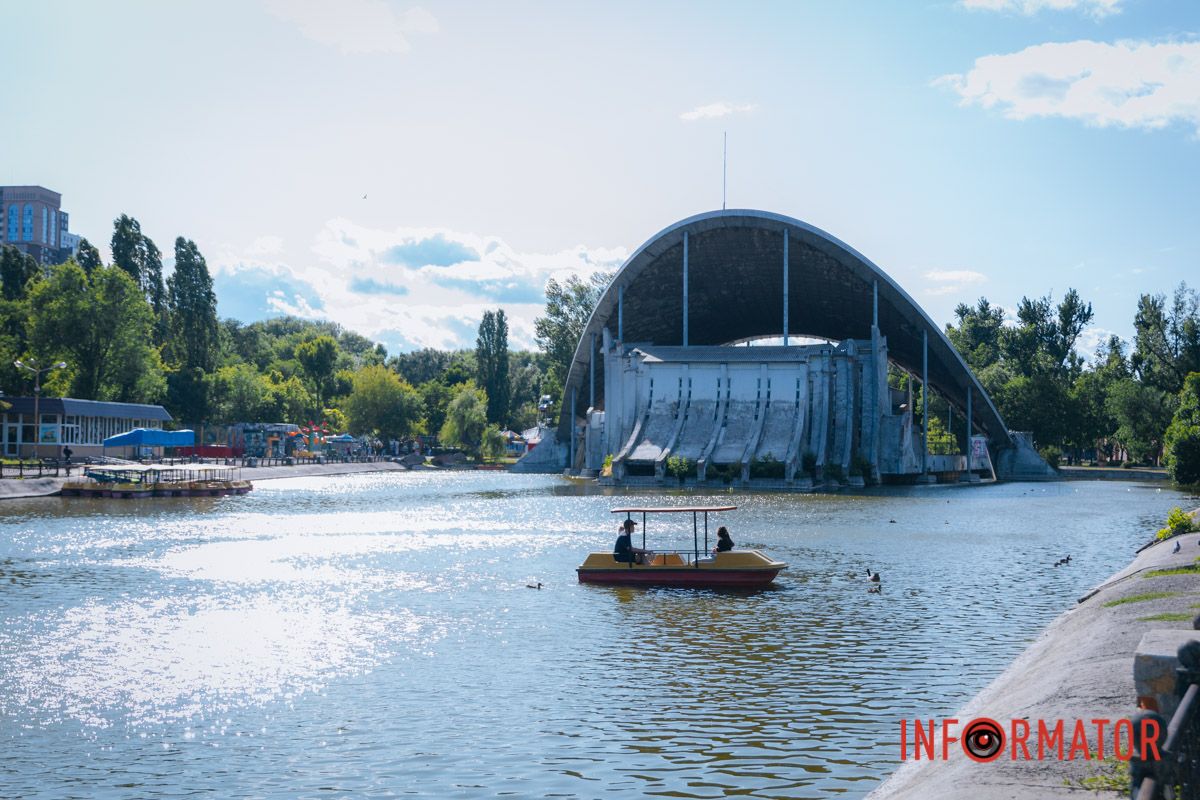 В Днепре утонул катамаран с пассажирами: что произошло в парке Глобы 1