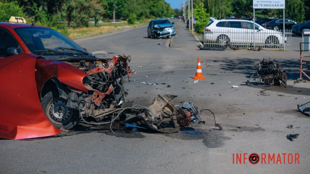 В Днепре на Березинской столкнулись Daewoo и Hyundai: у одной из машин вылетел двигатель, есть пострадавшие