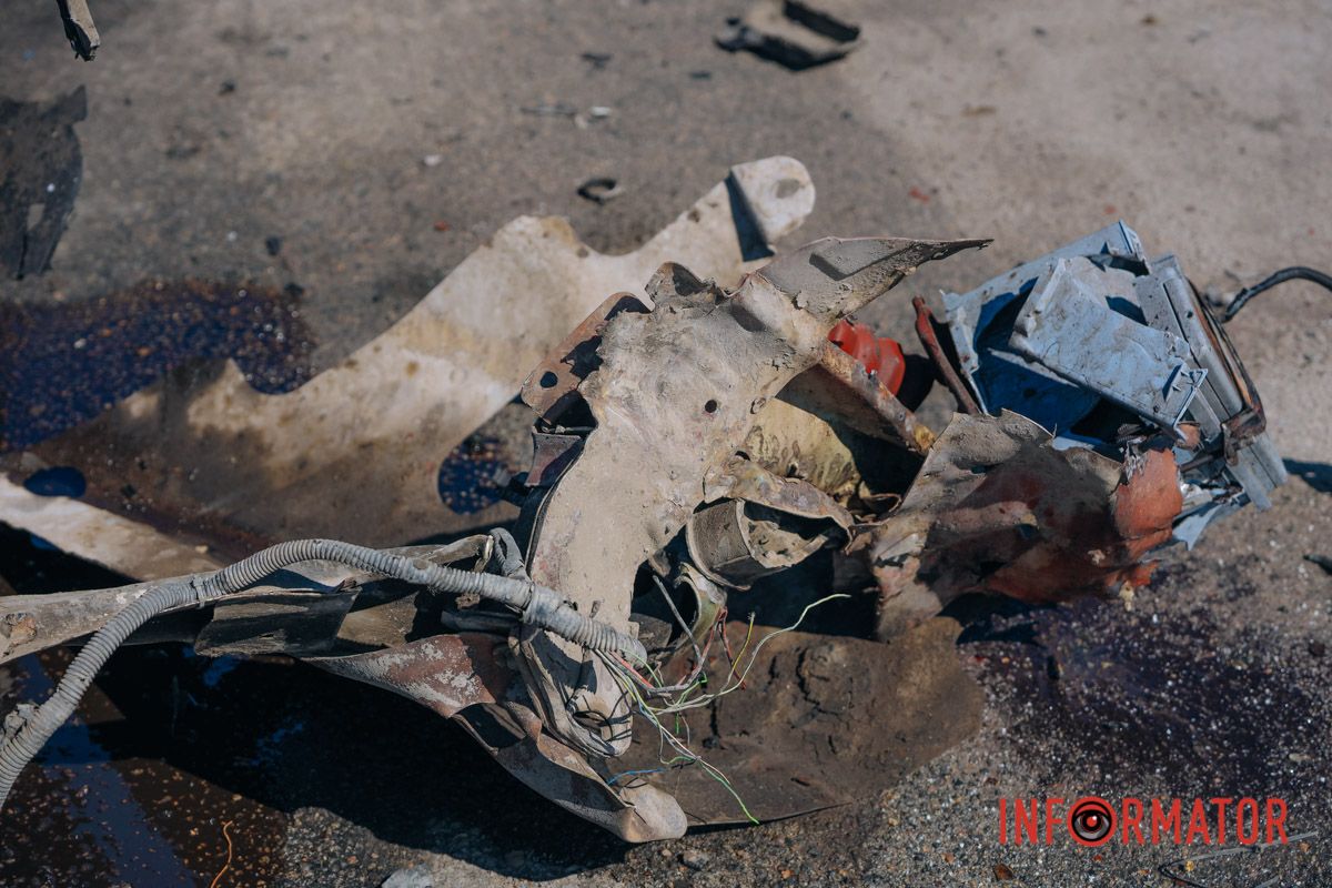 Деталі розкидало дорогою