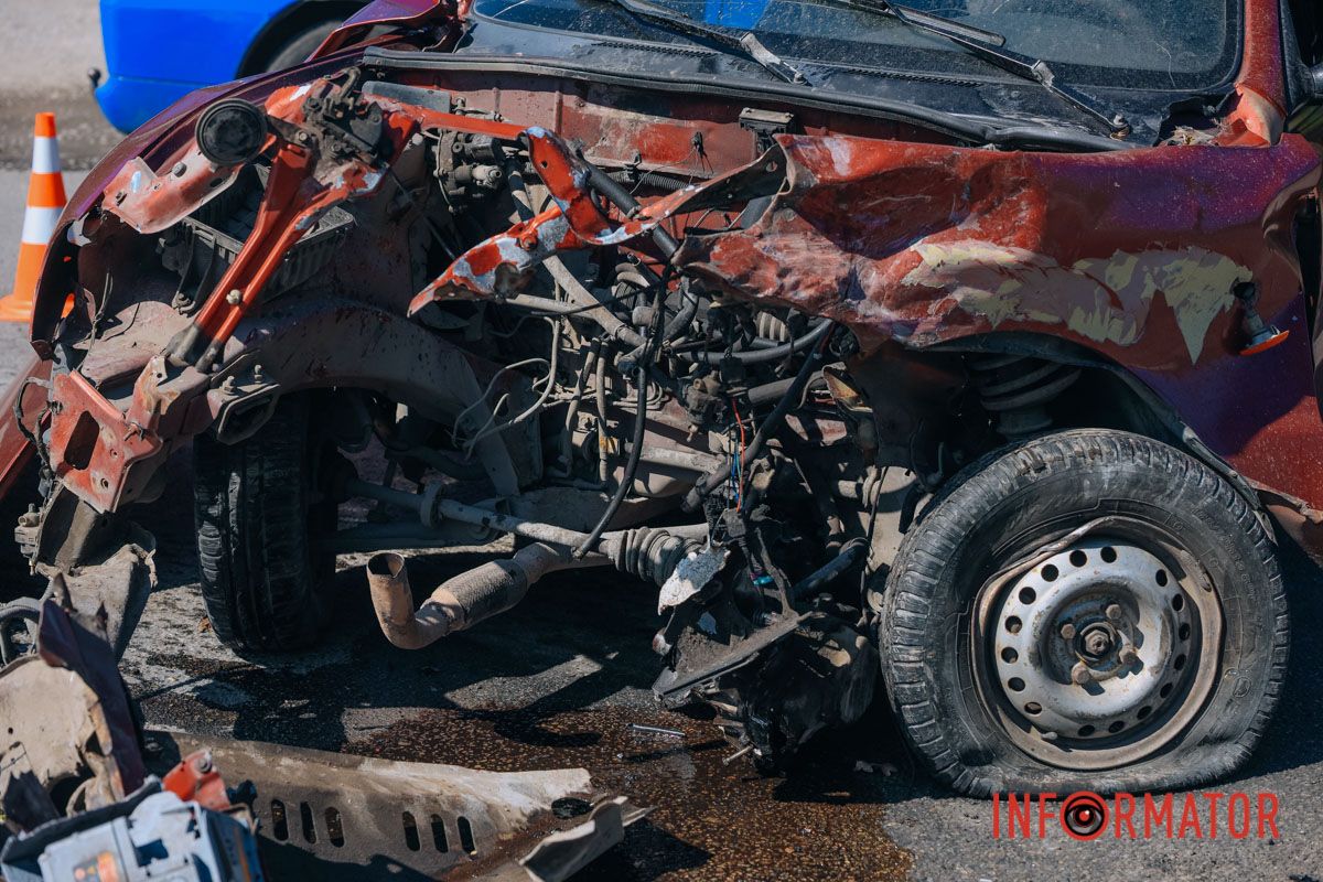Передня частина авто практично знищена