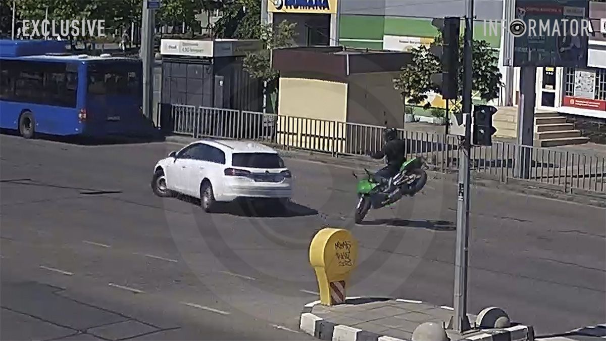 У Дніпрі на Слобожанському проспекті мотоцикліст влетів в Opel: відео моменту ДТП