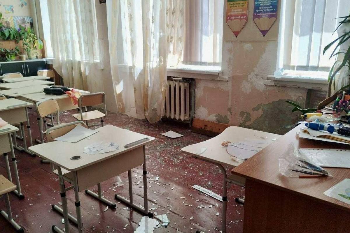 Клас одного з понівечених навчальних закладів Щонайменше троє загиблих, серед постраждалих – діти: Лисак та Філатов сповістили про наслідки ракетної атаки на Дніпро та Самар 1