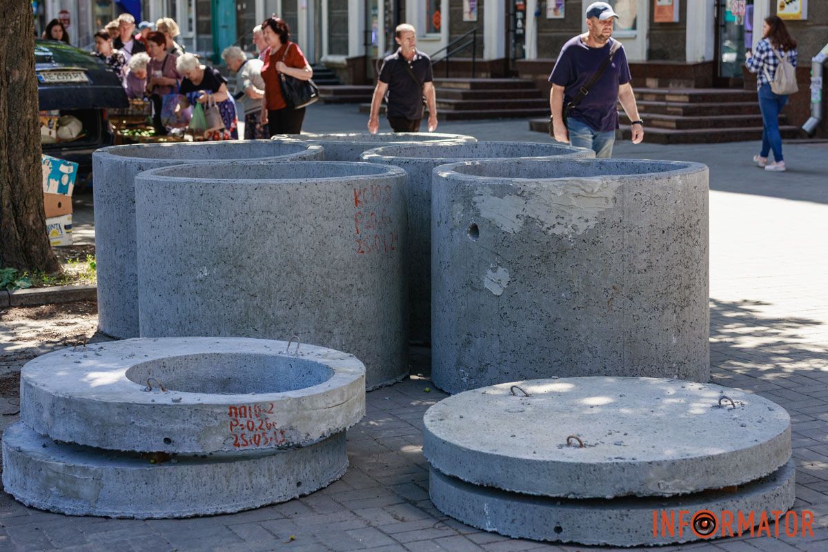 Также перекрыли проезжую часть улицы Новокрымской