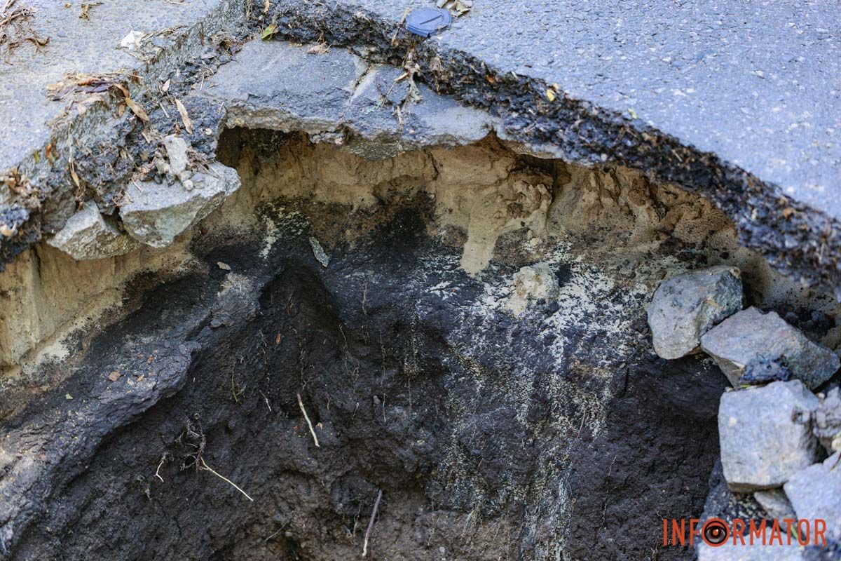 Яма на месте работ