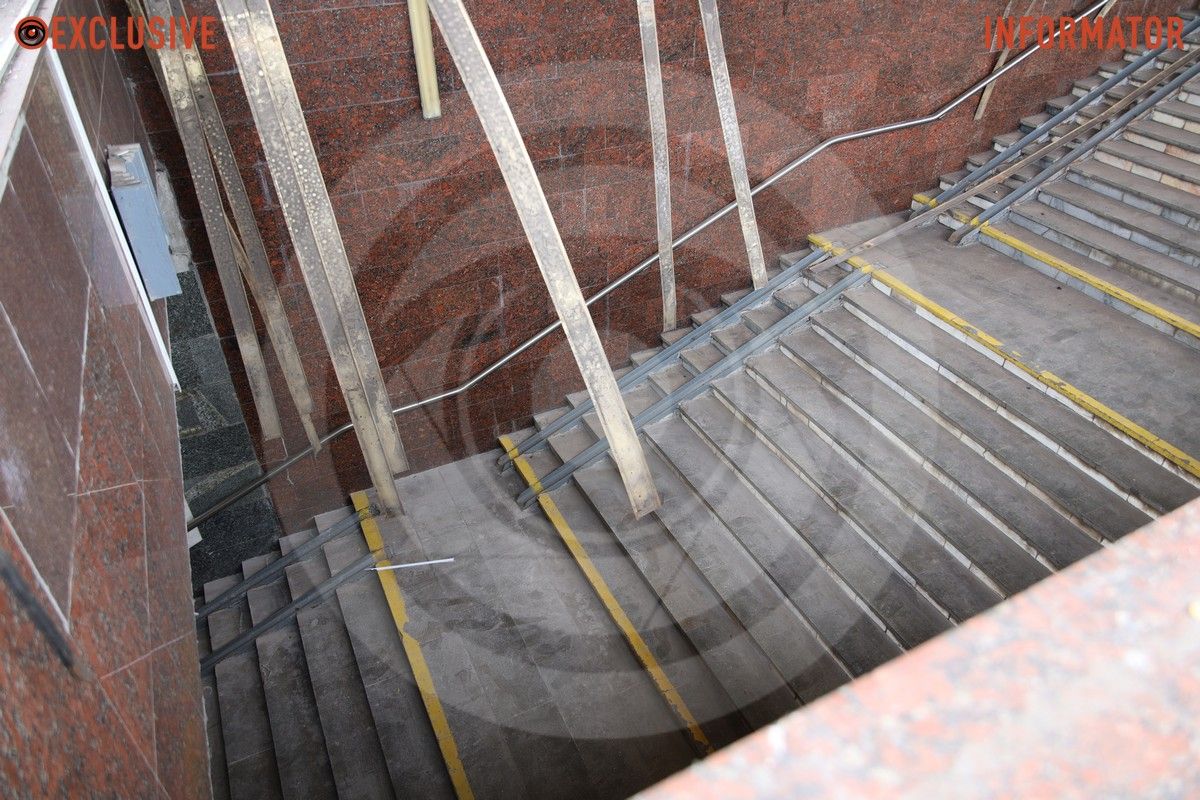 Разбитый вход в метро Трагический день в Днепре: как по городу выглядят локации, изуродованные от «прилетов» 5