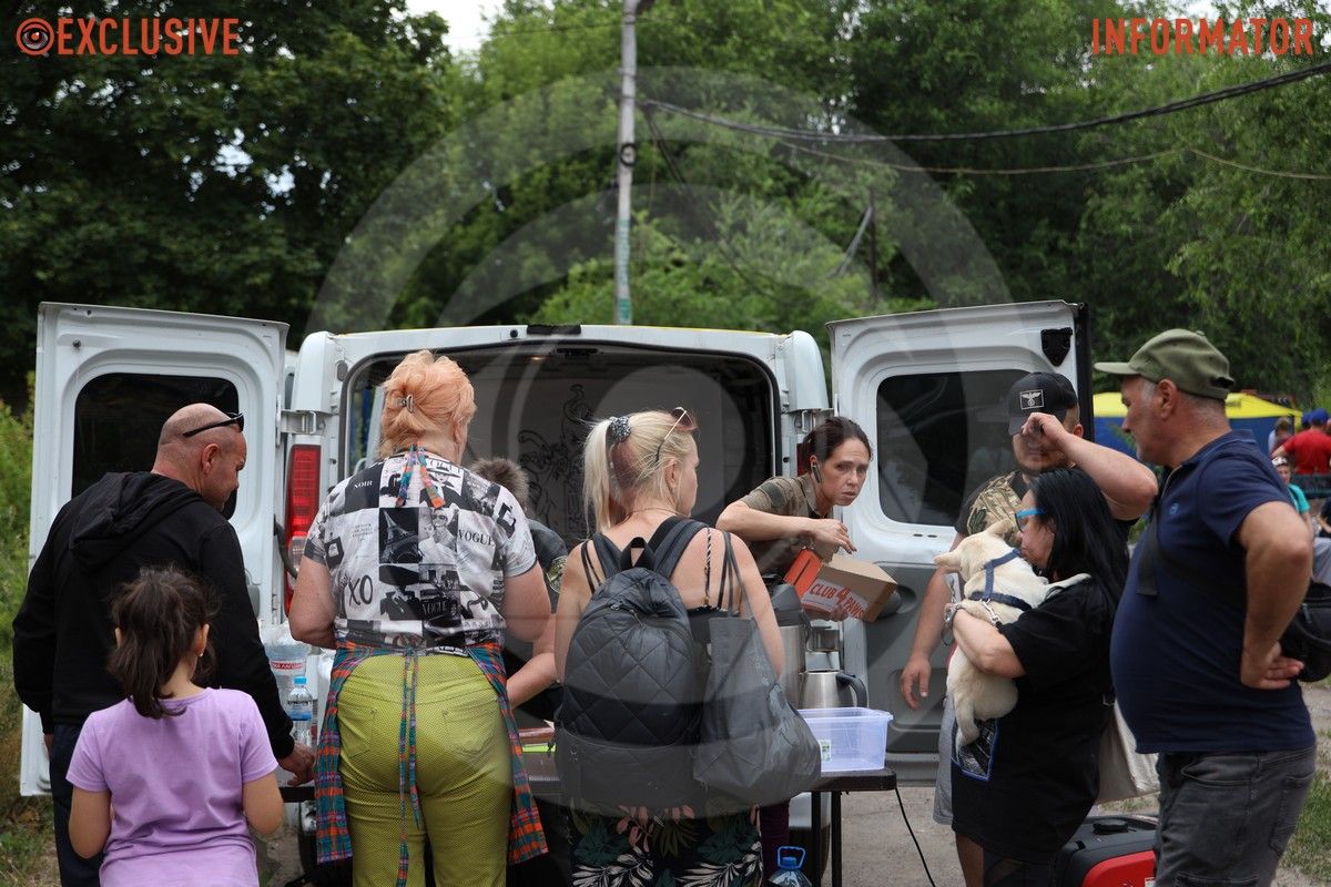 Пострадавшим помогают едой Трагический день в Днепре: как по городу выглядят локации, изуродованные от «прилетов» 12