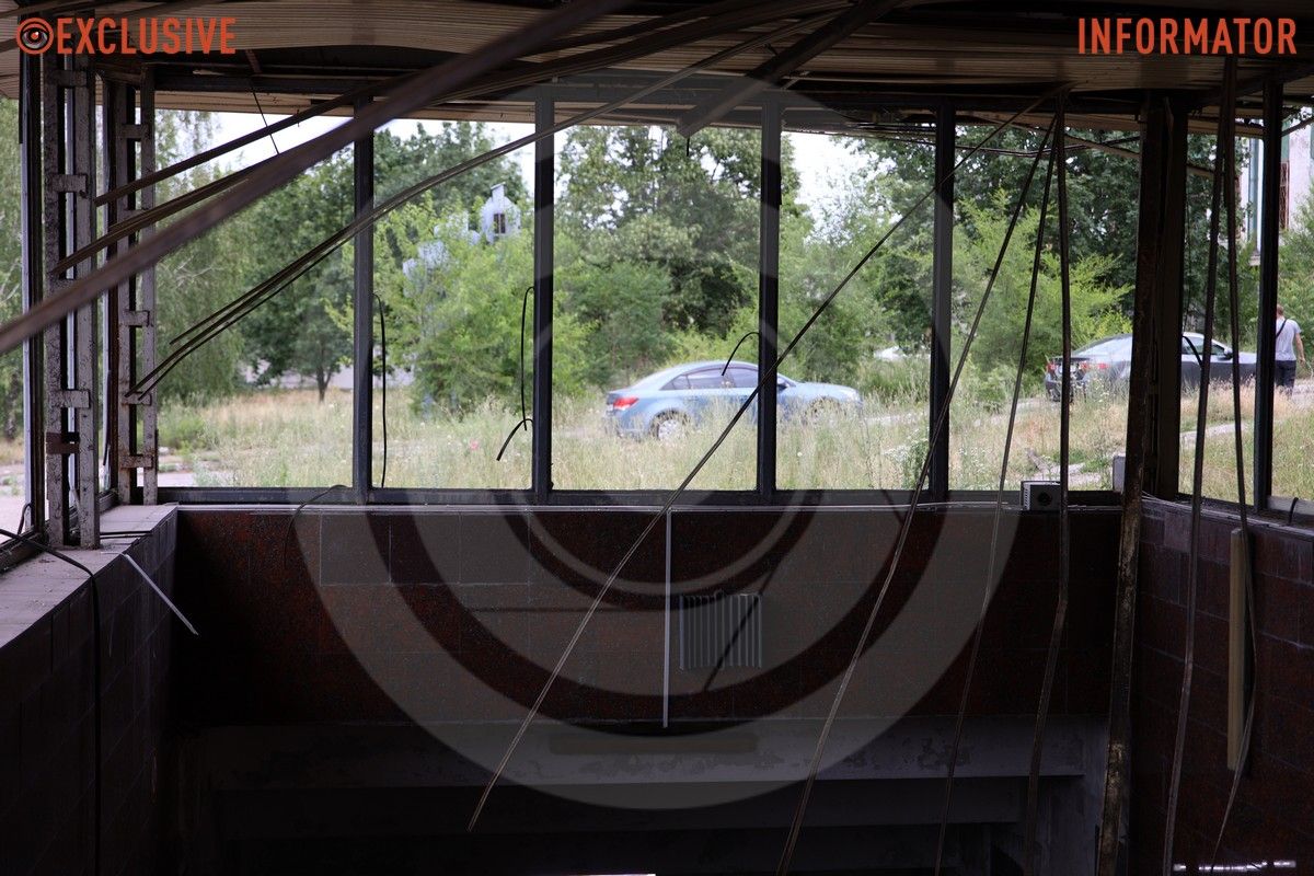 В городе много разбитого Трагический день в Днепре: как по городу выглядят локации, изуродованные от «прилетов» 13