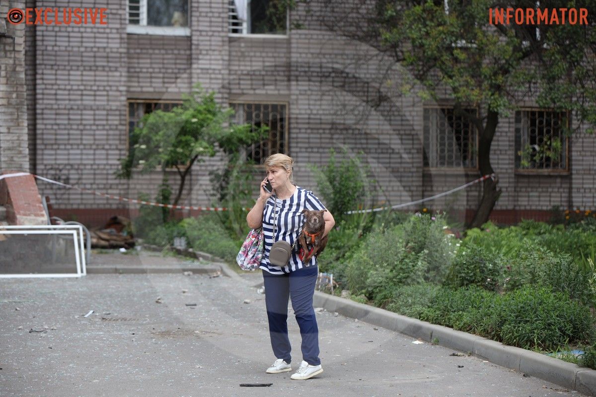Пострадавшим оказывают помощь Трагический день в Днепре: как по городу выглядят локации, изуродованные от «прилетов» 16