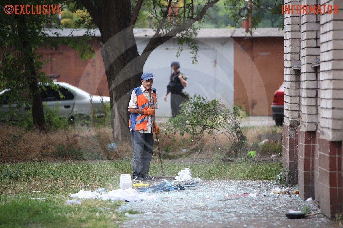 Коммунальные службы работают на местах Трагический день в Днепре: как по городу выглядят локации, изуродованные от «прилетов» 18