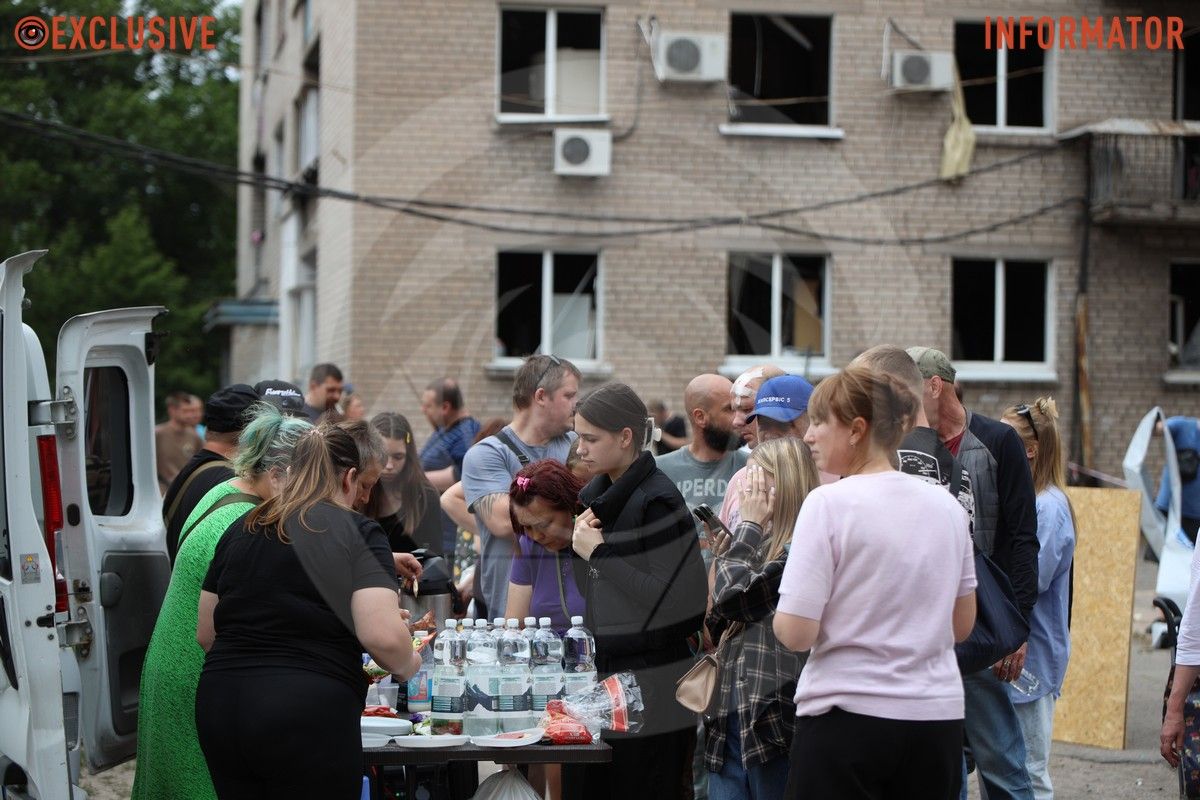 На места атак привезли воду на продовольствие Трагический день в Днепре: как по городу выглядят локации, изуродованные от «прилетов» 23