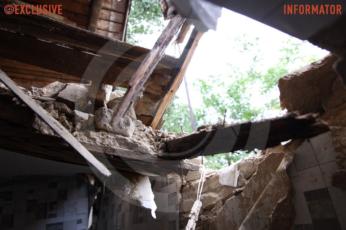 Крыша частного дома Трагический день в Днепре: как по городу выглядят локации, изуродованные от «прилетов» 24