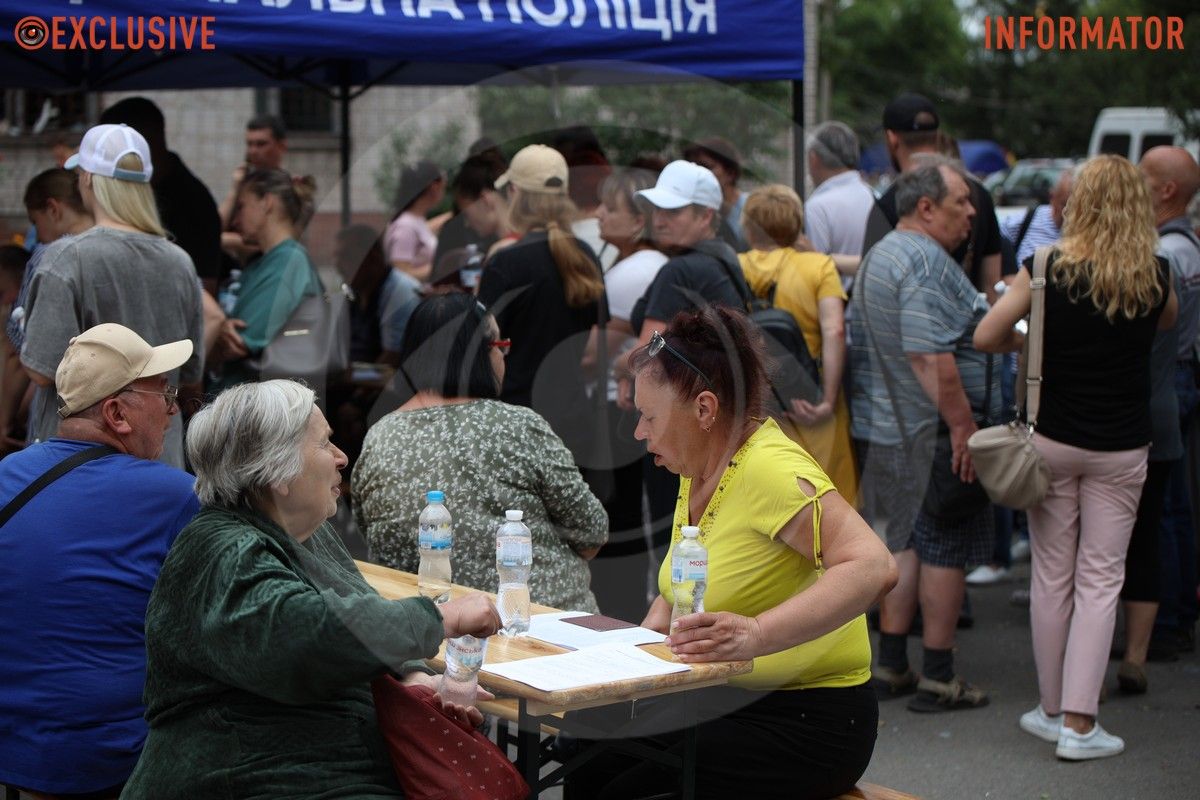 Полиция фиксирует обращение людей Трагический день в Днепре: как по городу выглядят локации, изуродованные от «прилетов» 25