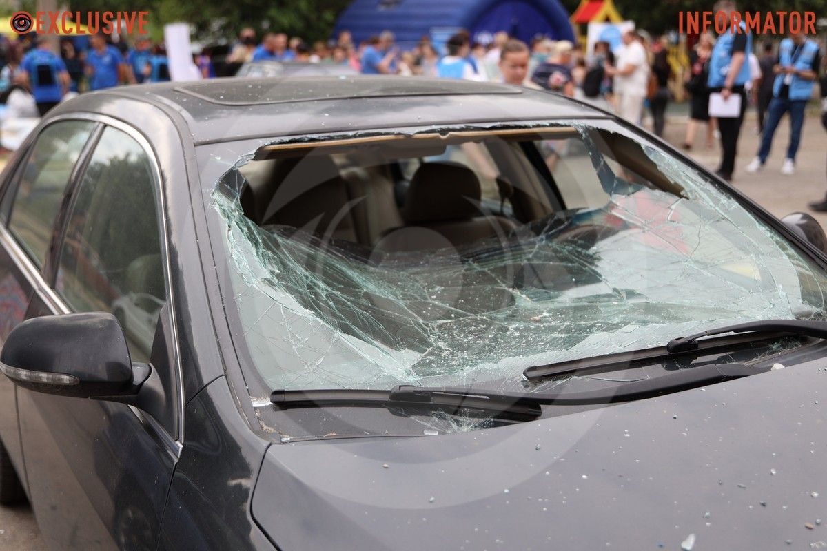 Повреждены не менее 220 авто Трагический день в Днепре: как по городу выглядят локации, изуродованные от «прилетов» 28