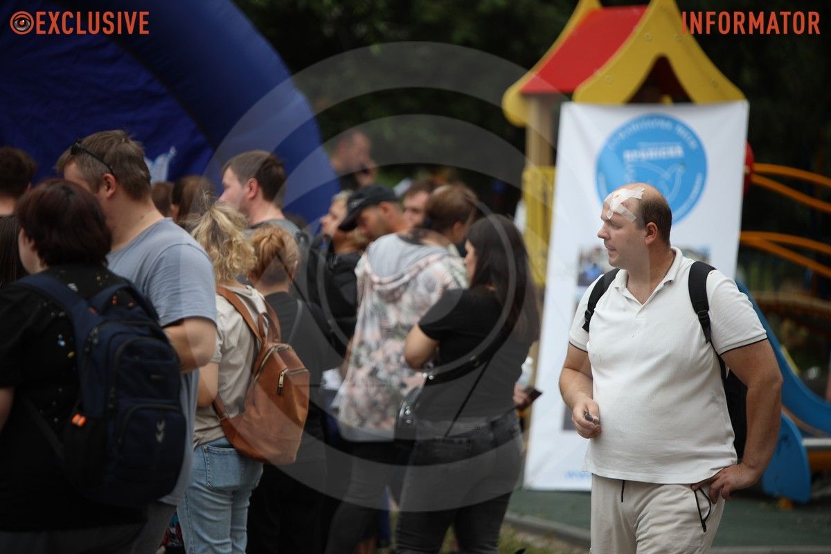 Пострадавшим оказывают помощь Трагический день в Днепре: как по городу выглядят локации, изуродованные от «прилетов» 34