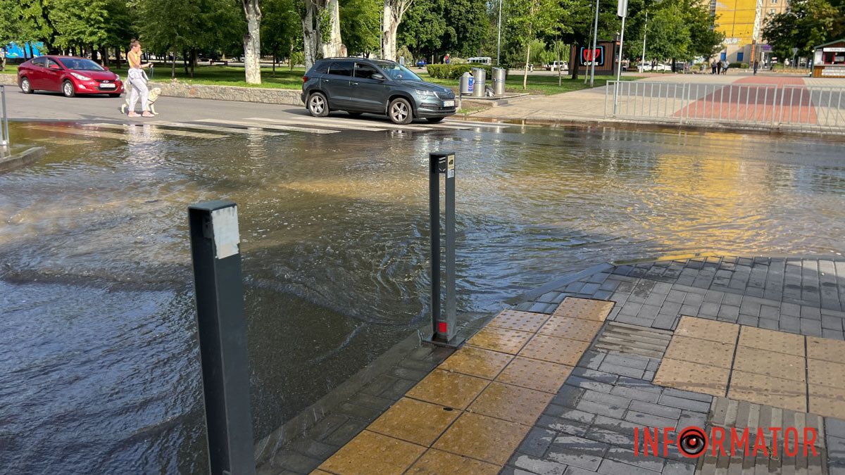 В Днепре на Победе улицы превратились в реки: часть жителей города осталась без воды