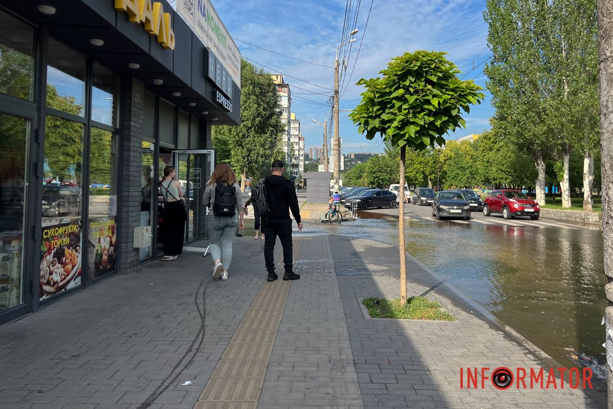 У Дніпрі на Перемозі вулиці перетворилися на ріки: частина мешканців міста залишилася без води 2
