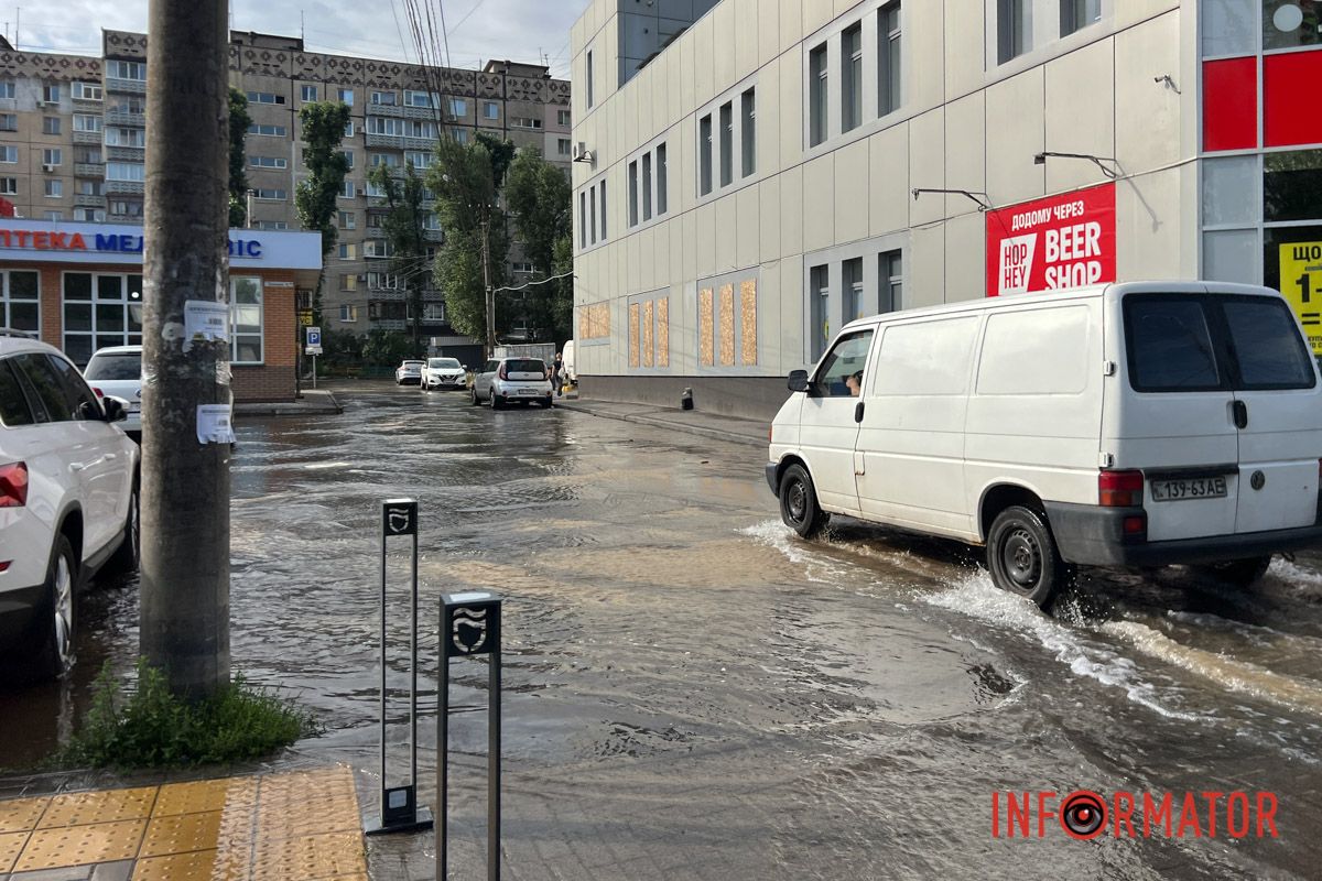 У Дніпрі на Перемозі вулиці перетворилися на ріки: частина мешканців міста залишилася без води 1