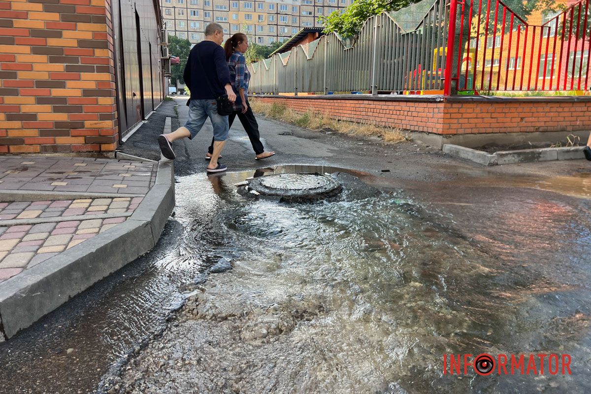 У Дніпрі на Перемозі вулиці перетворилися на ріки: частина мешканців міста залишилася без води 5